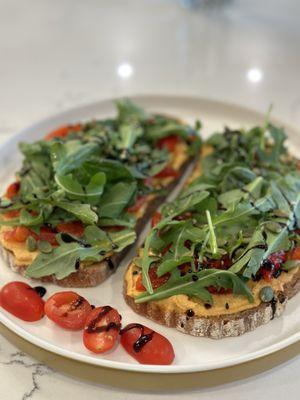 Hummus toast (vegan)