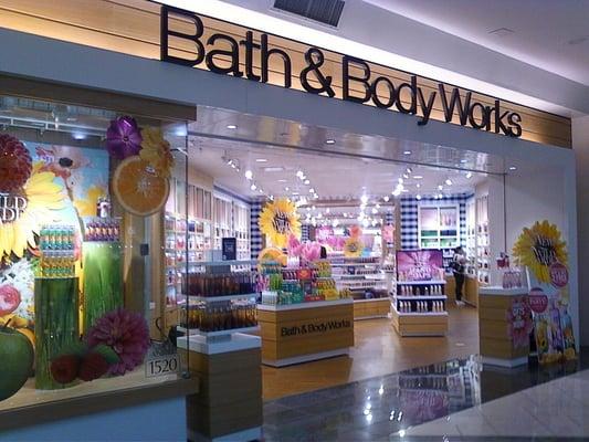 Bath and Body Works, Meadows Mall, paint and wall covering