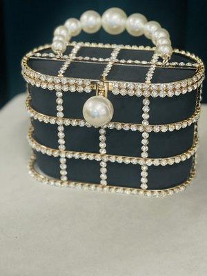 Evening too handle pearl clutch