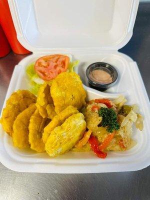 Pechuga de Pollo al Ajillo con Tostones / Chicken Breast in Garlic Sauce with Tostones