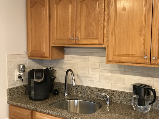 Perfect backsplash for multicolored countertop.