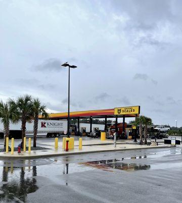 Looking towards the fuel island and the store