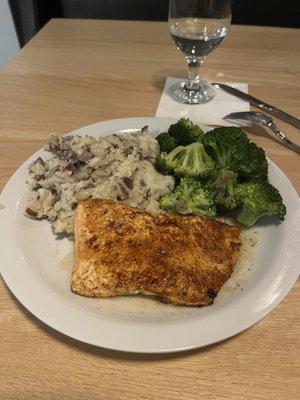 Salmon, mashed potatoes and broccoli. Excellent!