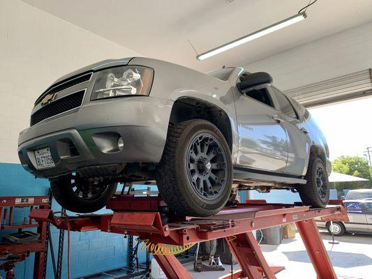 A happy client getting new lower control arm, inner tie rod, outer tie rod, and an alignment