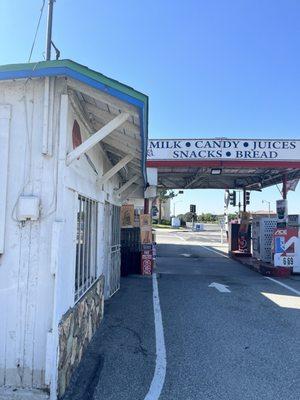 They are neighbors with a drive up market. Looks like it may have been a gas station at some time.