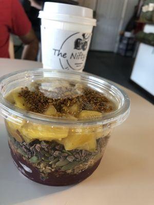 Açaí bowl pineapple coconut