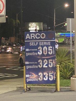 Cheapest gas in Hermosa Beach!  Mobile is right next-door and it's $3.89 for the premium. This is an honest gas station.  Thanks Arco!