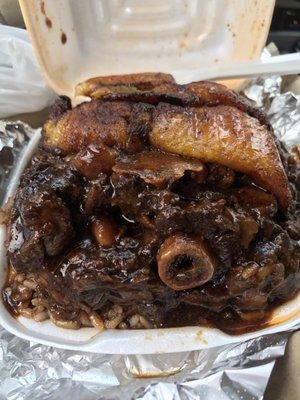 Small oxtail with rice and peas and plantains