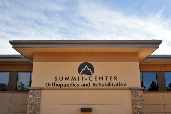 Summit Center is home to Northern Arizona Orthopaedics, a multi-specialty practice caring for the back, hip, shoulder, knee, hand and foot.