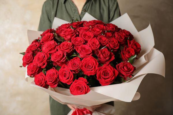 Red roses as the costumer request