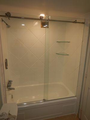 Tub unit with round bar (two corner glass shelves)