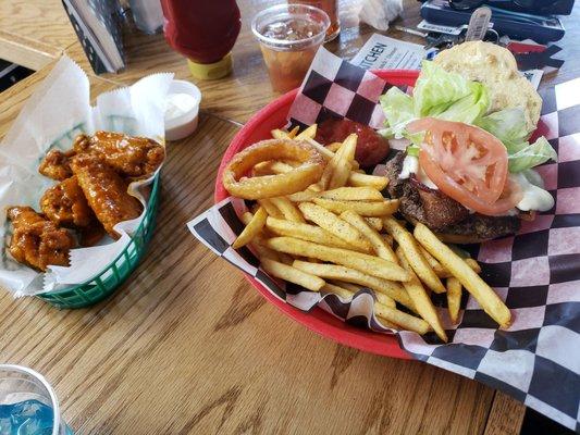 the hot wings are amazing, and this BLT cheese burger...Omgzzzzzzzzz  perfect