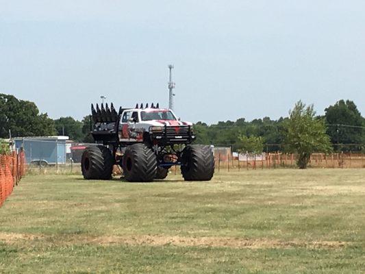 Monster truck rides at the Paris Balloon festival! Yeee-Haw!