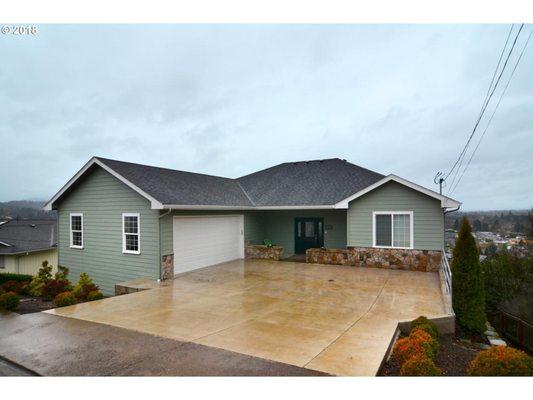 For sale: 770 Summit Blvd, Springfield, Oregon. Spacious 5 bd, 4 bth w/panoramic views! 2 masters, 2 laundry rooms, bonus room w/wet bar.