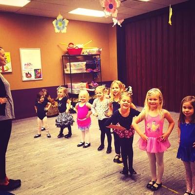 "Hands on hips & smiles on lips" Stars Class (ages 3-5). Full capacity to give you an idea of class size. Lots of space & attention.