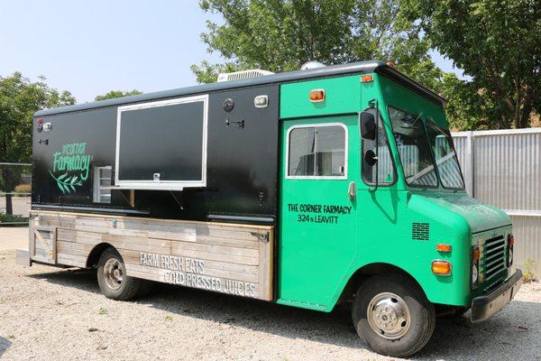 Custom hand painted food truck by Right Way Signs of Chicago.