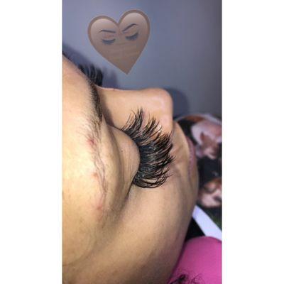 Quality lash extensions, applied by a professional lash extension technician. Applied one by one, lash by lash. Zero complications.