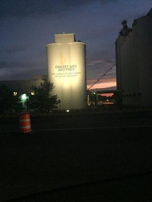 Stuck on the freeway in front of this grain elevator so I thought I'd add a pic to Yelp!