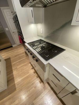 Drop-down waterfall cooktop flush mount