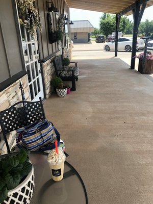 A Latté Love Coffee House: Outside Patio