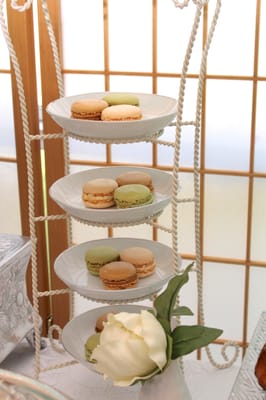 Assorted parisien macaroons.