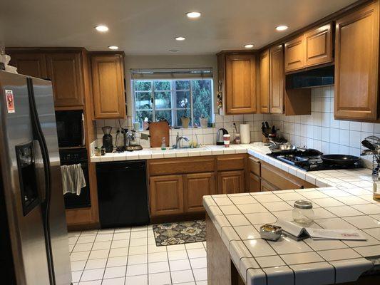 My kitchen before All Interior Refinishing did their magic...