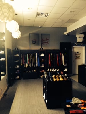 SNEAKER CONNECT, 265 NEW DORP LANE, STATEN ISLAND NY 10306.....718-351-3551...FOR ALL THE NEWEST KICKS, HOTTEST CLOTHS LINES ARO