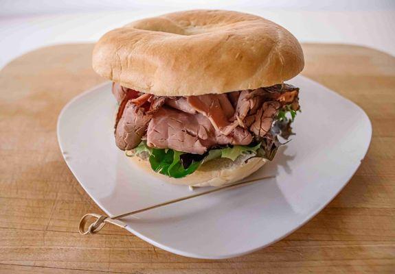 Roast beef, lettuce and tomatoes on a bagel