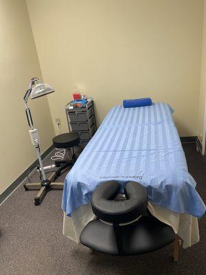 The treatment bed of the clinic