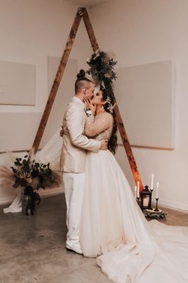 Such and amazing couple dressed by Brides and Beyond