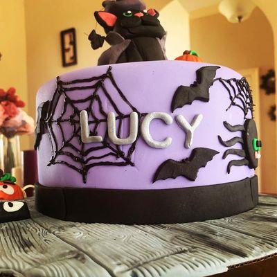 Spooky cat cake