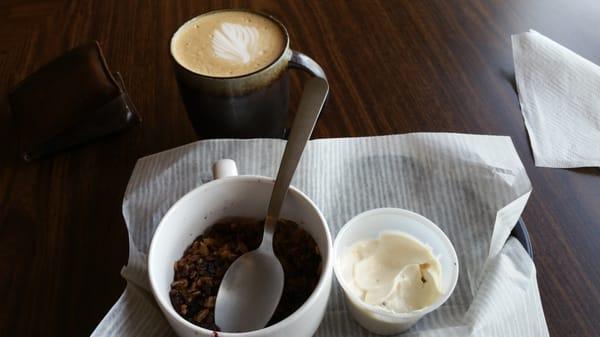 Twice baked oatmeal with yogurt, caramel curtodo