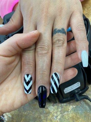 Black and white color nail  Vivian