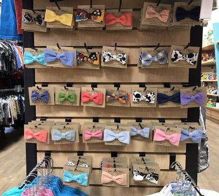 Boys bow ties. So stinking cute