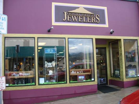 We're the jewelers that make buying jewelry comfortable. We're here to help you.