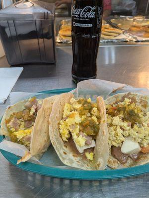 Gotta have the Mexican Coke in a bottle. Two tacos that were huevos con bacon y queso. Y uno taco, huevos a la Mexican con queso. Yummy!