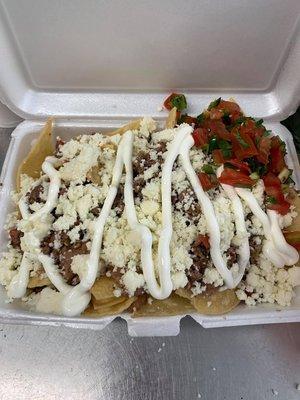 Steak nachos with pico de gallo and sour cream