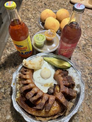 Bandeja Paisa, postobon de manzana y Colombiana.  4 almojabanas.