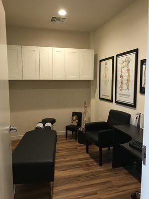 ET Chiropractic has a very friendly staff and comfortable atmosphere so that you feel at home while visiting your Chiropractic Doctor.