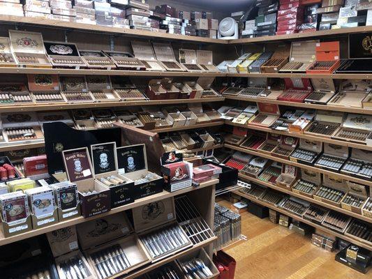 Cigar humidor