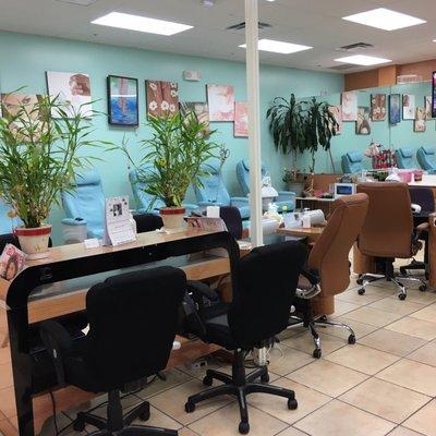 Clean , disinfectant salon,eyelash extensions, eyebrows threading , waxing ,eyebrows tinting , facials and much more done here