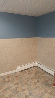 Tile walls in bathroom