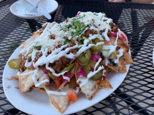 Nachos (queso mixto, black bean, tomato, crema, pickled jalapeño, pickled red onion)