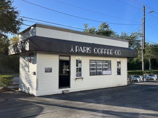 What a great little coffee place! I wish I had time to enjoy my coffee in the early morning sun at the tables to the right.