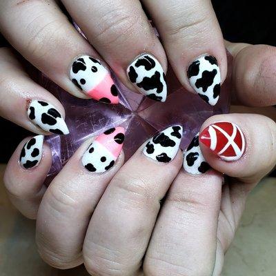 Cooooowwwwww! Cute cow nails complete with a red barn door for all your summer adventures!