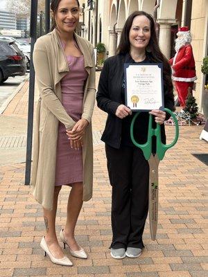 Grand opening ribbon cutting with chamber of commerce 12/2/2022