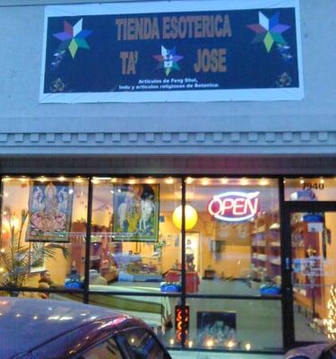 Small print on sign reads: "Articulos de Feng Shui, Indu, y articulos religiosas de Botanica."