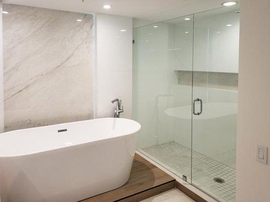 A minimalist solution for a combined bath and shower with glass separation