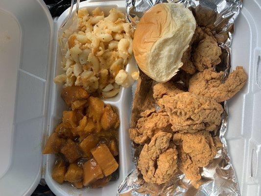 Fried shrimp, candied yams, macaroni and cheese and roll