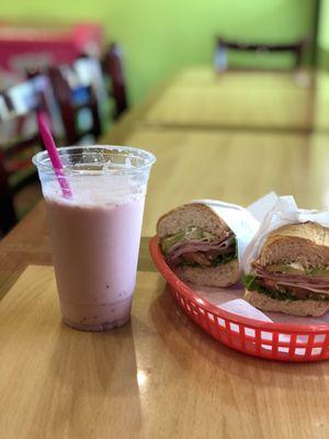 My lunch Italian Sandwich and Fresas con Crema Agua Fresca only $ 4.99